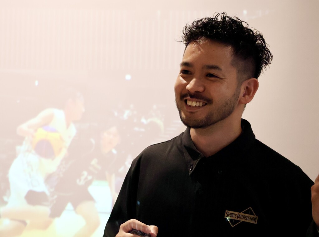 Sports Intersectionの活動について話す代表の翁長明弘