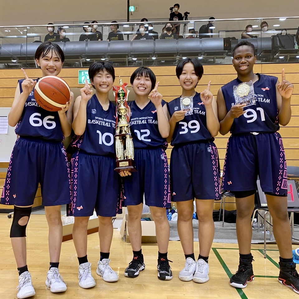 トロフィーを手に並ぶSports Intersectionの選手たち