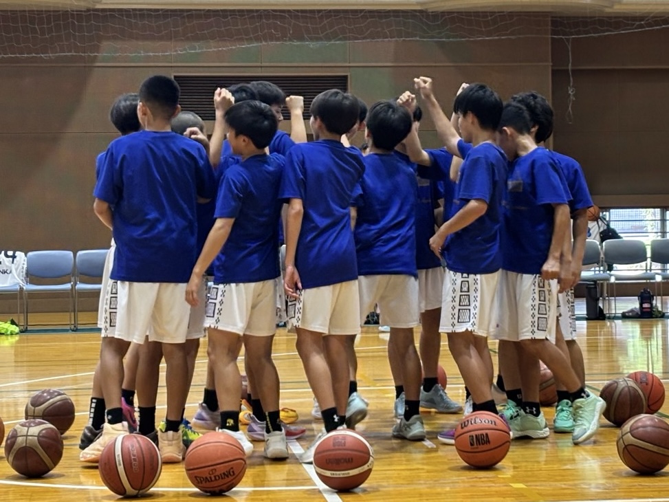 体育館で円陣を組むSports Intersectionの選手たち